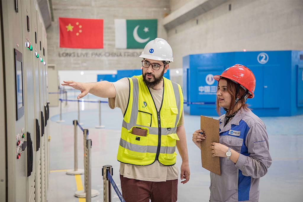 7月14日，巴方工作人員在卡洛特水電站-地下電廠檢查數(shù)據(jù)。 （人民網(wǎng)記者 薛丹攝）