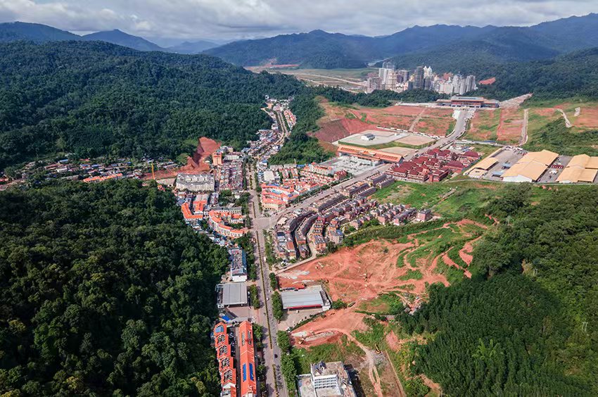 磨憨口岸俯瞰，右前方高層白色建筑群為老撾境內(nèi)。人民網(wǎng)記者 符皓攝