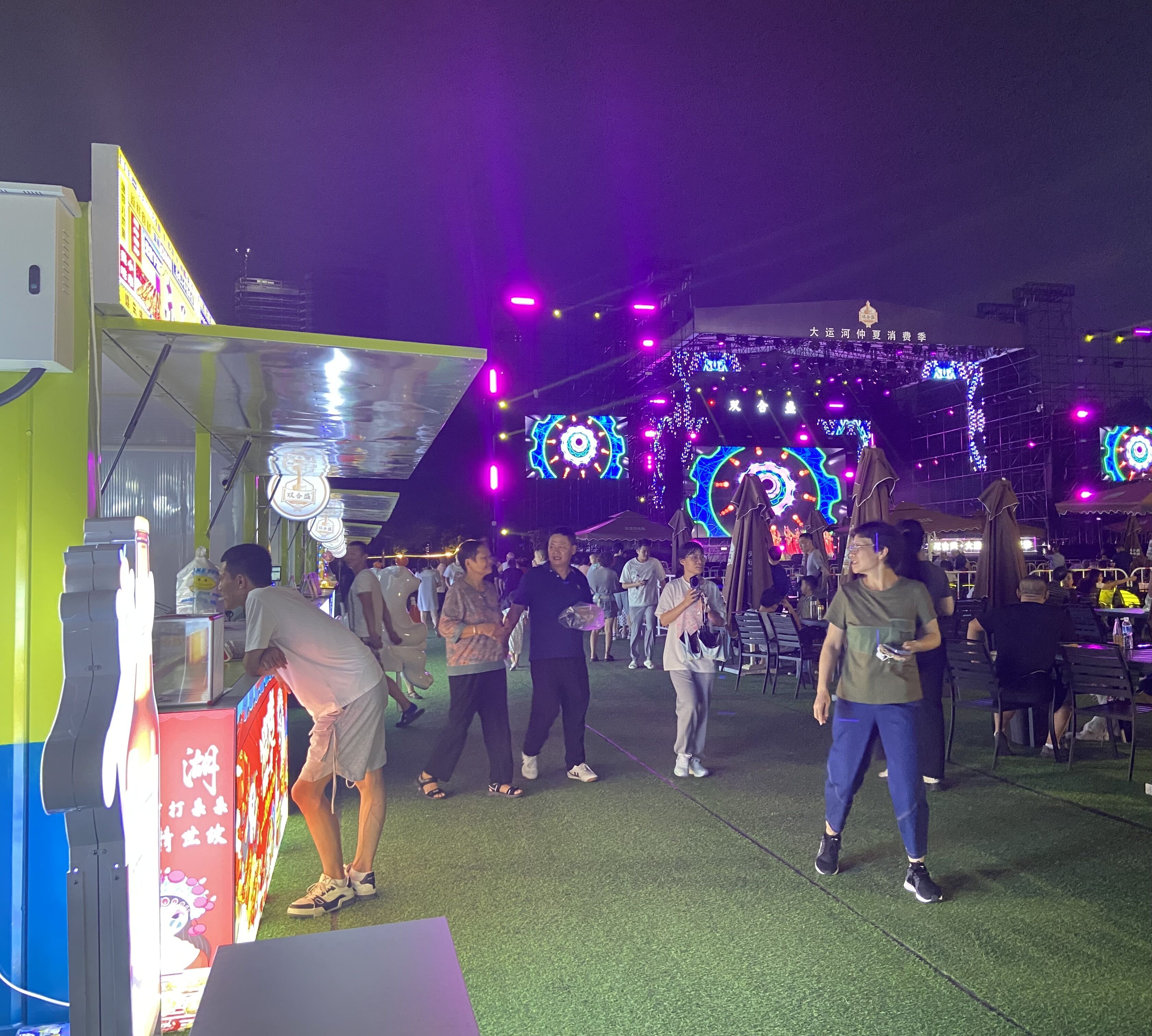 8月16日，游客在大運(yùn)河仲夏消費(fèi)季現(xiàn)場(chǎng)觀看演出、品嘗美食。人民網(wǎng) 馮春昉攝