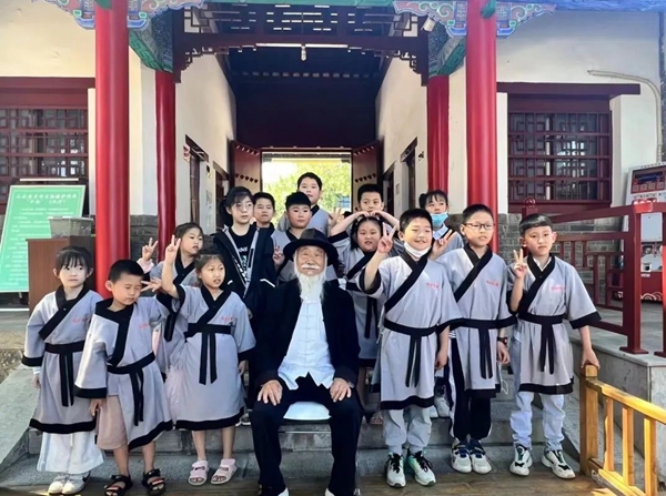 聽孔廟歷史見證人——白胡子爺爺講述臨沂城過去的故事。臨沂市博物館供圖