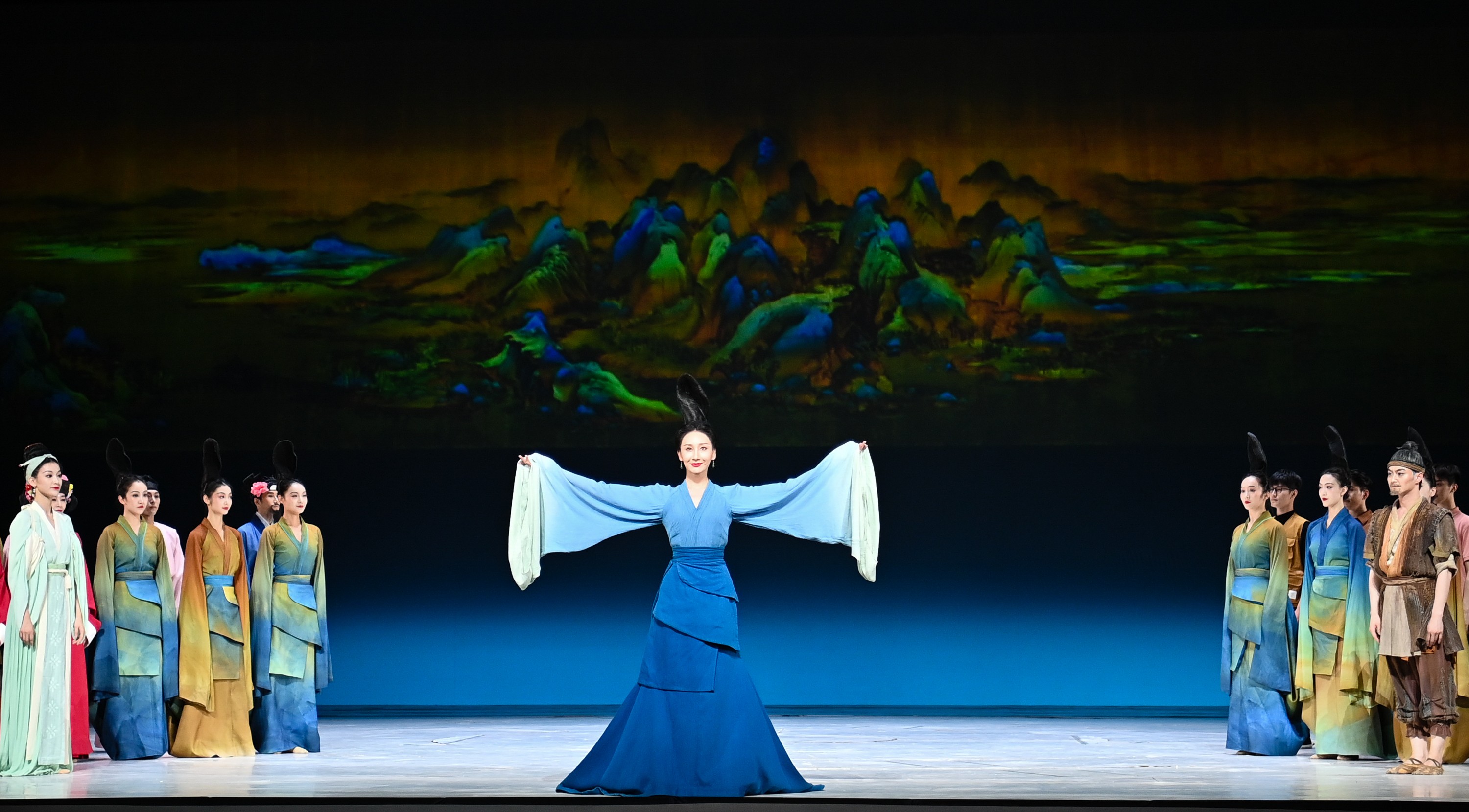 2023年7月20日，中國東方演藝集團(tuán)演員在烏魯木齊文化中心大劇院表演舞蹈詩劇《只此青綠》。新華社記者 李響 攝