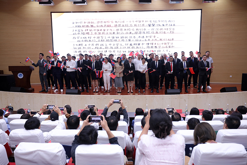 7月31日，昆明鐵道職業(yè)技術(shù)學(xué)院舉行援老撾鐵道職業(yè)技術(shù)學(xué)院項(xiàng)目教育能力建設(shè)教師培養(yǎng)班結(jié)業(yè)典禮。 昆明鐵道職業(yè)技術(shù)學(xué)院供圖