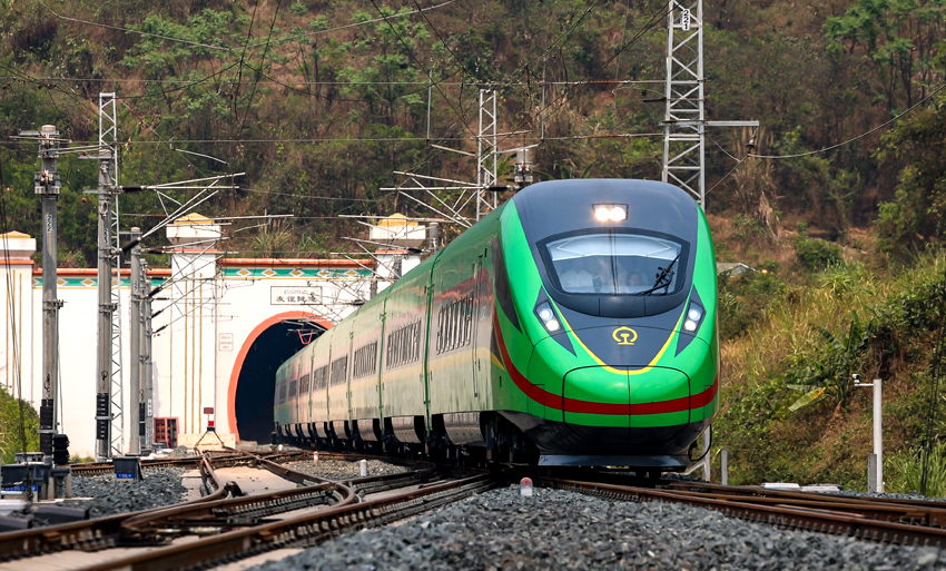 “復(fù)興號(hào)”動(dòng)車組列車駛過友誼隧道。徐章位攝