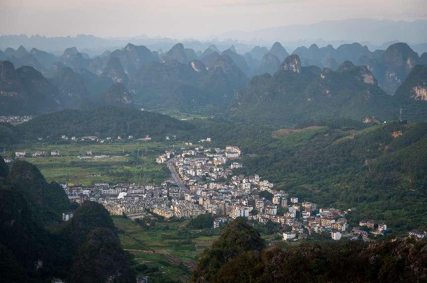 廣西層巒疊嶂，郁郁蔥蔥。 人民網(wǎng) 嚴立政攝