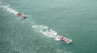 陸軍某旅開展兩棲裝甲車海上駕駛訓(xùn)練
